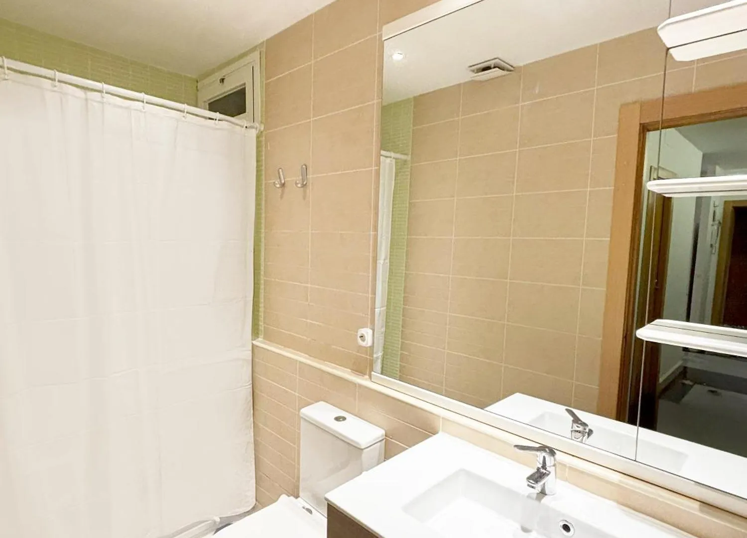 Habitaciones En Alojamiento Con Patio Madrid