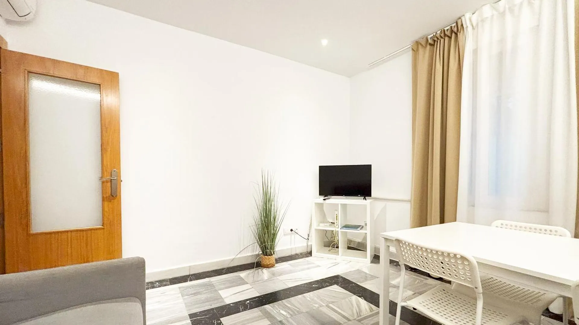 Guest house Habitaciones En Alojamiento Con Patio Madrid